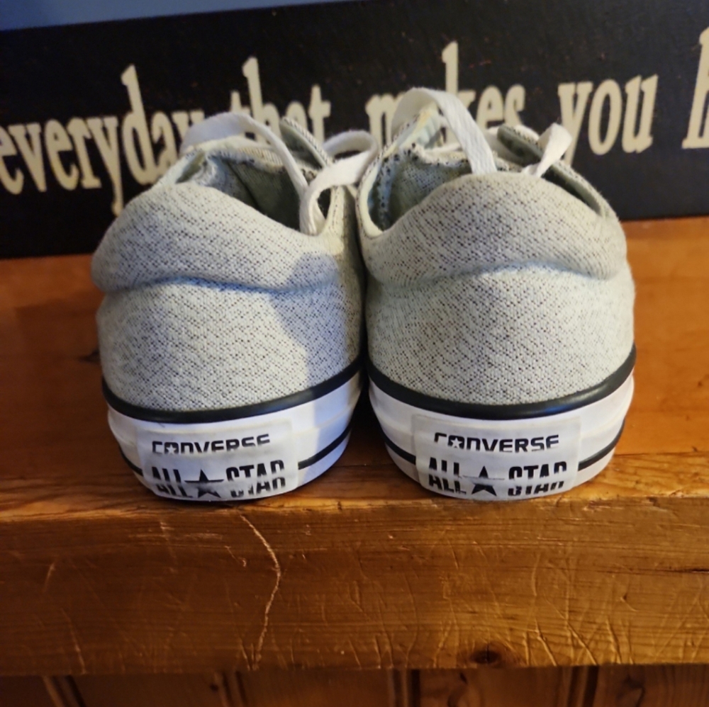 Women's Converse size 8 sneaker